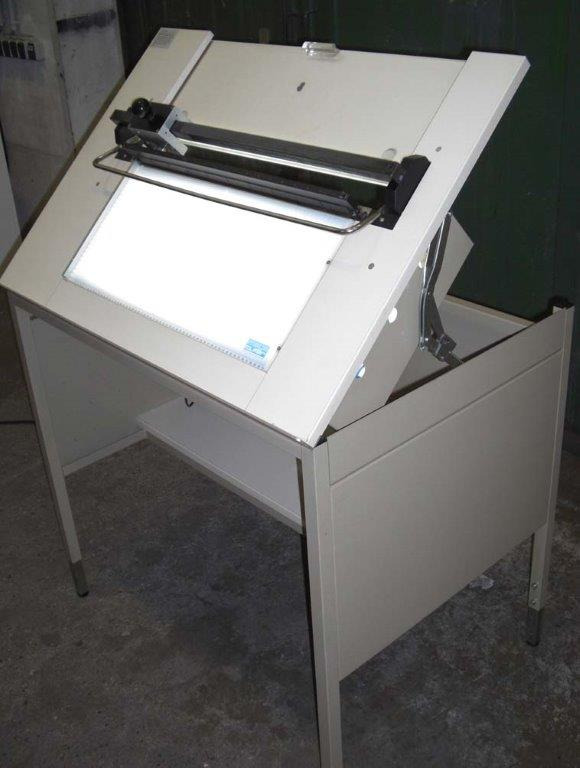 Mega steel cutter 699-2 on light table with waste box - آلة قطع الورق: صورة 2 Mega steel cutter 699-2 on light table with waste box - آلة قطع الورق: صورة 2