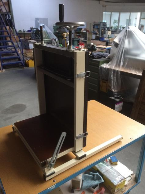 Müro 5000 A3 TM table top block gluing press - آلة تجليد: صورة 1 Müro 5000 A3 TM table top block gluing press - آلة تجليد: صورة 1