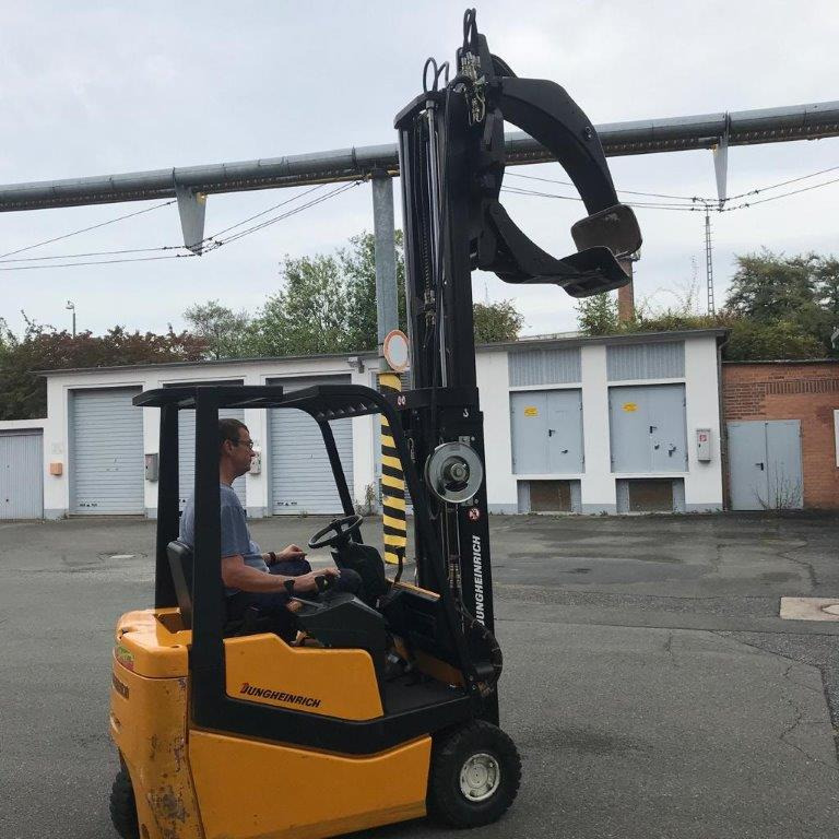 Three-wheel electric front loader Jungheinrich EFG DF 15 with duplex mast and Meyer roller clamp - رافعة شوكية كهربائية: صورة 2 Three-wheel electric front loader Jungheinrich EFG DF 15 with duplex mast and Meyer roller clamp - رافعة شوكية كهربائية: صورة 2