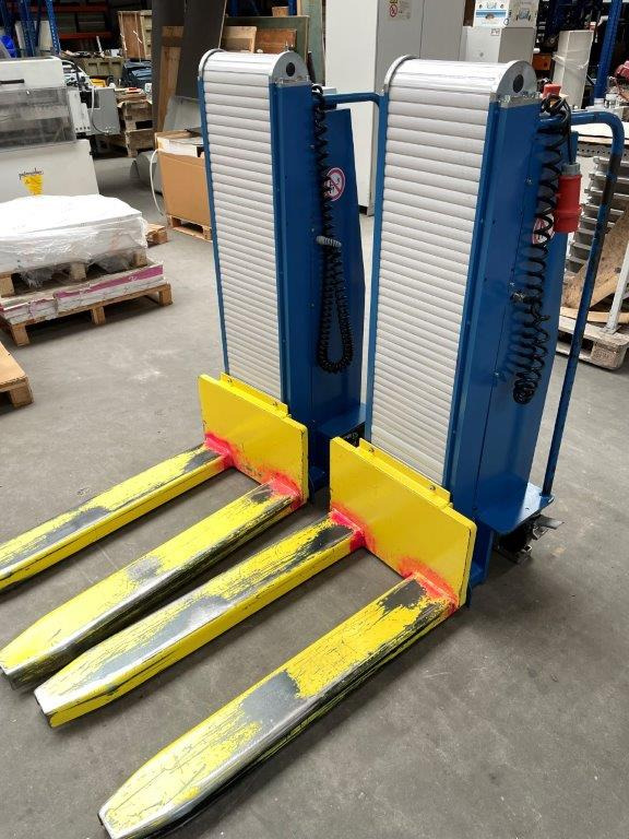 Two electric pallet lifters Butler 1200 - شاحنة نقل الطبالي: صورة 1 Two electric pallet lifters Butler 1200 - شاحنة نقل الطبالي: صورة 1