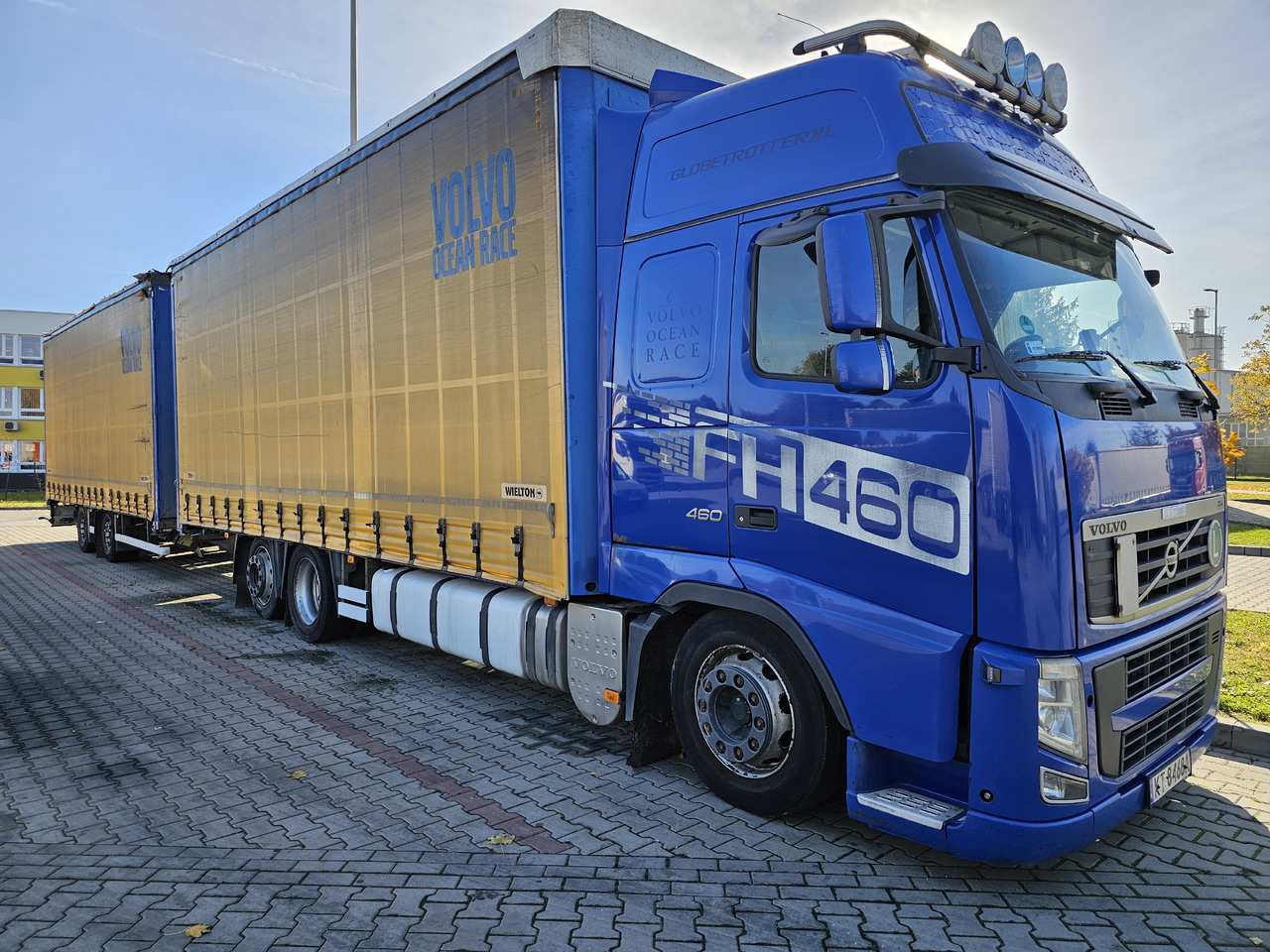 VOLVO FH460 ZESTAW TANDEM 120 M3 PRZEJAZDOWY + PRZYCZEPA FIRANKA SAF - شاحنة ذات ستائر جانبية: صورة 1 VOLVO FH460 ZESTAW TANDEM 120 M3 PRZEJAZDOWY + PRZYCZEPA FIRANKA SAF - شاحنة ذات ستائر جانبية: صورة 1