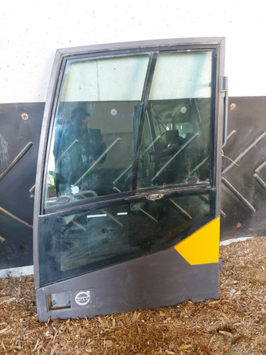 Excavator Door - باب و قطع الغيار - حفّار: صورة 3 Excavator Door - باب و قطع الغيار - حفّار: صورة 3
