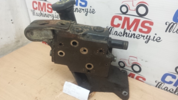 Case Mxm175, Mxm190 New Holland Tm175, Tm190 47123177 Center Diverter Valve - صمام هيدروليكي - جرار: صورة 5 Case Mxm175, Mxm190 New Holland Tm175, Tm190 47123177 Center Diverter Valve - صمام هيدروليكي - جرار: صورة 5