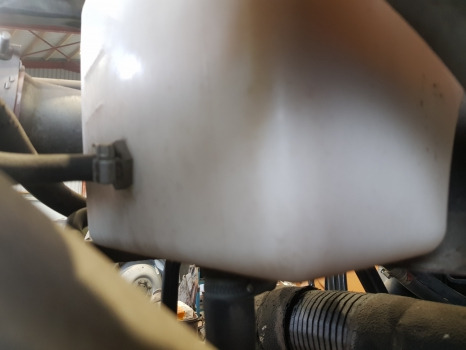 Deutz Fahr Agrotron M620, M600, Ttv610, Radiator Expansion Tank 0.015.4531.4/10 - مشعاع: صورة 5 Deutz Fahr Agrotron M620, M600, Ttv610, Radiator Expansion Tank 0.015.4531.4/10 - مشعاع: صورة 5