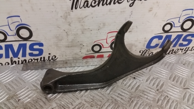Ford 5000 Transmission Gear Selector Fork 87712959, C7nn7231a, 81817345 - نقل الحركة - جرار: صورة 2 Ford 5000 Transmission Gear Selector Fork 87712959, C7nn7231a, 81817345 - نقل الحركة - جرار: صورة 2