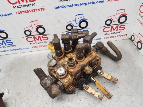 Ford 655, 655a, 550, 555, 555a Digger Loader Control Hydraulic Valve Complete - صمام هيدروليكي - لودر ذو محراث خلفي/ باكهو: صورة 1 Ford 655, 655a, 550, 555, 555a Digger Loader Control Hydraulic Valve Complete - صمام هيدروليكي - لودر ذو محراث خلفي/ باكهو: صورة 1