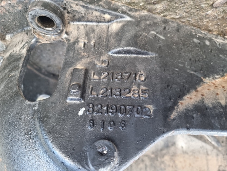 John Deere 6145r, 6m, 6r Series, Exhaust Carrier Bracket L213285 - علبة العادم/ نظام العادم: صورة 3 John Deere 6145r, 6m, 6r Series, Exhaust Carrier Bracket L213285 - علبة العادم/ نظام العادم: صورة 3