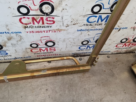 Kramer Kt407 Cab Door Windows Top Frame, Zinc Electroplating - باب و قطع الغيار: صورة 4 Kramer Kt407 Cab Door Windows Top Frame, Zinc Electroplating - باب و قطع الغيار: صورة 4