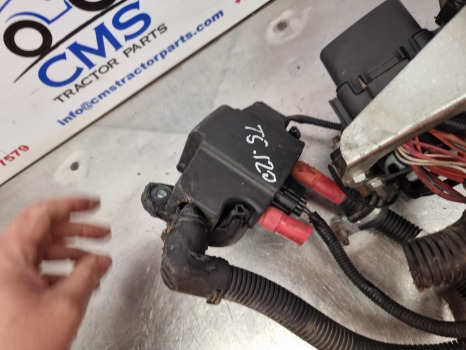 New Holland T5.120, T5 Series, Battery Wiring With Fuse Box 47866255, 87716664 - كابلات/ ضفيرة الأسلاك: صورة 5 New Holland T5.120, T5 Series, Battery Wiring With Fuse Box 47866255, 87716664 - كابلات/ ضفيرة الأسلاك: صورة 5