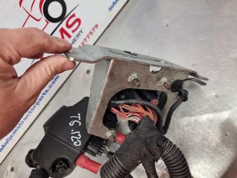 New Holland T5.120, T5 Series, Battery Wiring With Fuse Box 47866255, 87716664 - كابلات/ ضفيرة الأسلاك: صورة 4 New Holland T5.120, T5 Series, Battery Wiring With Fuse Box 47866255, 87716664 - كابلات/ ضفيرة الأسلاك: صورة 4