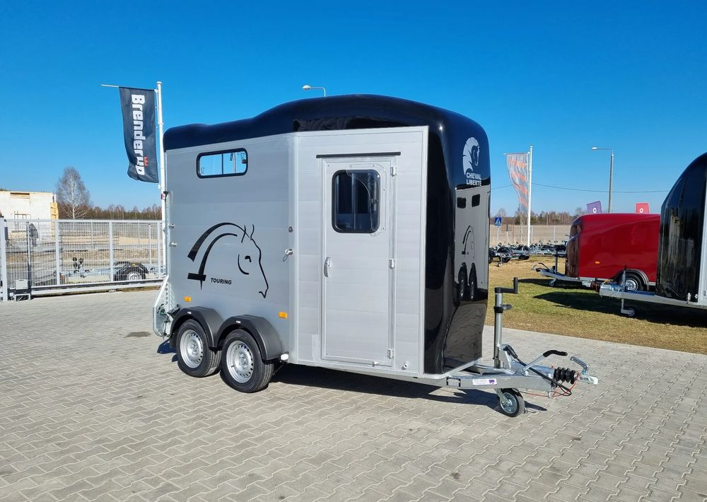 CHEVAL LIBERTÉ Touring Country + siodlarnia | przyczepa dla dwóch koni z rampą z przodu | 2000 kg DMC - عربة نقل خيل: صورة 1 CHEVAL LIBERTÉ Touring Country + siodlarnia | przyczepa dla dwóch koni z rampą z przodu | 2000 kg DMC - عربة نقل خيل: صورة 1