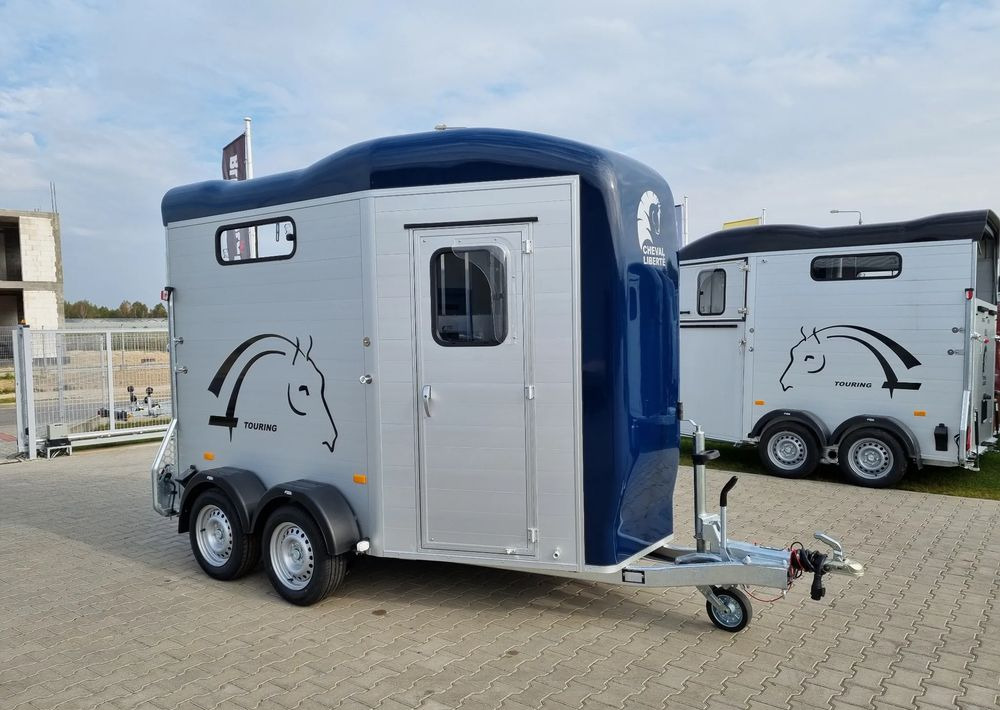 CHEVAL LIBERTÉ Touring Country + siodlarnia | przyczepa dla dwóch koni z rampą z przodu | 2000 kg DMC - عربة نقل خيل: صورة 3 CHEVAL LIBERTÉ Touring Country + siodlarnia | przyczepa dla dwóch koni z rampą z przodu | 2000 kg DMC - عربة نقل خيل: صورة 3
