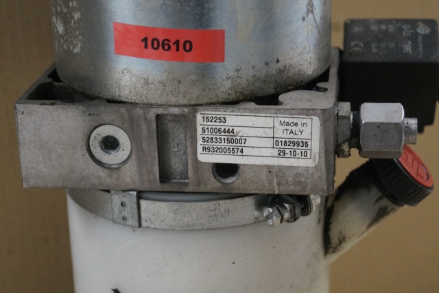 Jungheinrich 51006444 | Lifting motor with tank 24V 2,2KW 120A 2600 min-1 ISKRA Lifting motor with tank 24V 2,2KW 120A 2600 min-1 ISKRA code R932005574 for ERE225 year 2010 - مضخة هيدروليكية - معدات المناولة: صورة 2 Jungheinrich 51006444 | Lifting motor with tank 24V 2,2KW 120A 2600 min-1 ISKRA Lifting motor with tank 24V 2,2KW 120A 2600 min-1 ISKRA code R932005574 for ERE225 year 2010 - مضخة هيدروليكية - معدات المناولة: صورة 2