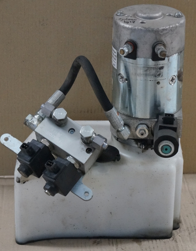 Jungheinrich 51417583 | Pumpmotor with tank and valve block 24V 2,2KW code R9320 Pumpmotor with tank and valve block 24V 2,2KW code R932010341 for EJD220 year 2016 - مضخة هيدروليكية - معدات المناولة: صورة 1 Jungheinrich 51417583 | Pumpmotor with tank and valve block 24V 2,2KW code R9320 Pumpmotor with tank and valve block 24V 2,2KW code R932010341 for EJD220 year 2016 - مضخة هيدروليكية - معدات المناولة: صورة 1