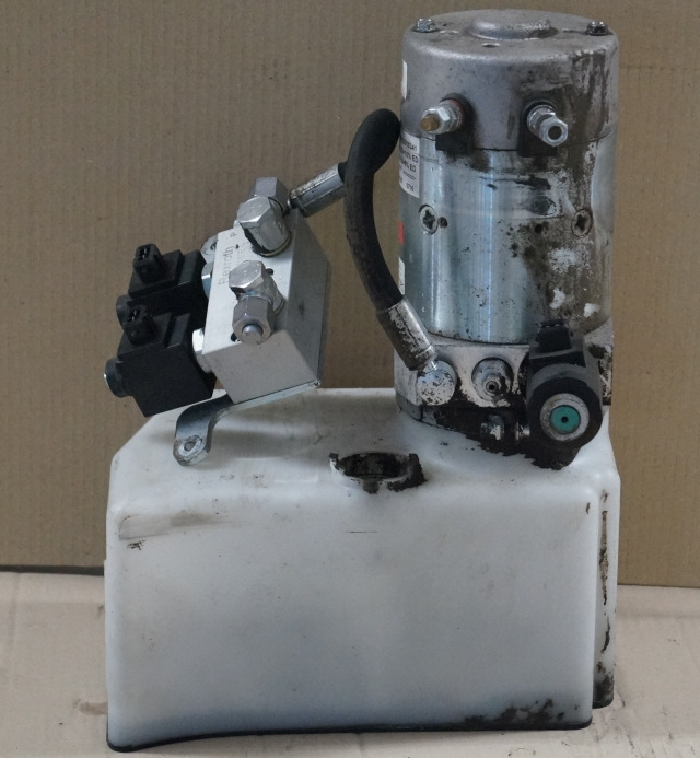 Jungheinrich 51417583 | Pumpmotor with tank and valve block 24V 2,2KW code R9320 Pumpmotor with tank and valve block 24V 2,2KW code R932010341 for EJD220 year 2016 - مضخة هيدروليكية - معدات المناولة: صورة 1 Jungheinrich 51417583 | Pumpmotor with tank and valve block 24V 2,2KW code R9320 Pumpmotor with tank and valve block 24V 2,2KW code R932010341 for EJD220 year 2016 - مضخة هيدروليكية - معدات المناولة: صورة 1