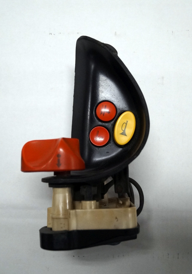 Linde 1443605100 | Rijschakelaar Control handle Control module - النظام الكهربائي - معدات المناولة: صورة 1 Linde 1443605100 | Rijschakelaar Control handle Control module - النظام الكهربائي - معدات المناولة: صورة 1