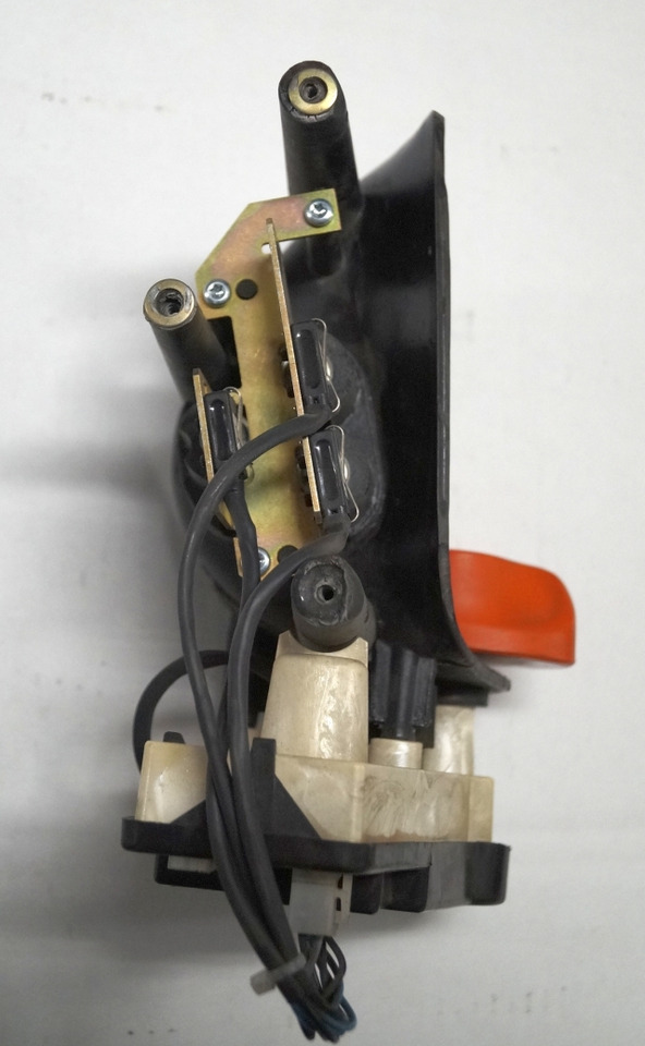 Linde 1443605100 | Rijschakelaar Control handle Control module - النظام الكهربائي - معدات المناولة: صورة 2 Linde 1443605100 | Rijschakelaar Control handle Control module - النظام الكهربائي - معدات المناولة: صورة 2