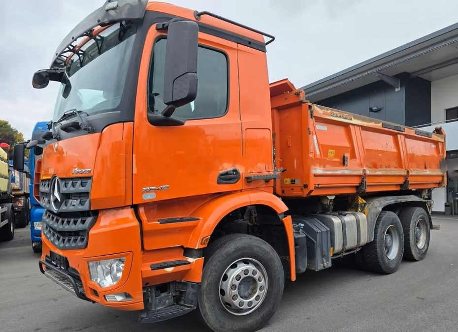 Mercedes-Benz Arocs 2645 /Allrad 6x4 / BB / Wywrotka trójstronna Meiller / Manual / Retarder / BORDMATIK / 320 000 km - شاحنة قلاب: صورة 1 Mercedes-Benz Arocs 2645 /Allrad 6x4 / BB / Wywrotka trójstronna Meiller / Manual / Retarder / BORDMATIK / 320 000 km - شاحنة قلاب: صورة 1