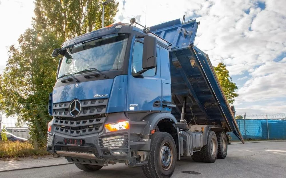 Mercedes-Benz Arocs 2652 6x4 – Wywrotka trójstronna Meiller z Bordmatik (Euro 6) - شاحنة قلاب: صورة 1 Mercedes-Benz Arocs 2652 6x4 – Wywrotka trójstronna Meiller z Bordmatik (Euro 6) - شاحنة قلاب: صورة 1