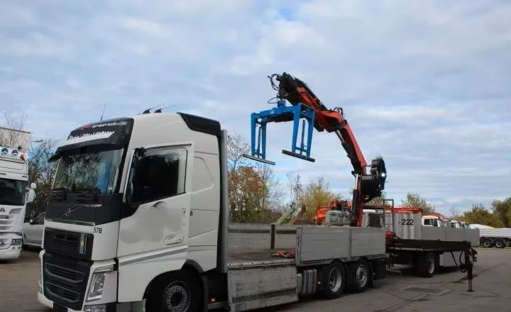 Volvo FH500 6x2 | Platforma z HDS Fassi F215A7 - Sterowanie radiowe | Euro 6 | Automatyczna skrzynia | 390 000 km - شاحنات مسطحة, شاحنة كرين: صورة 5 Volvo FH500 6x2 | Platforma z HDS Fassi F215A7 - Sterowanie radiowe | Euro 6 | Automatyczna skrzynia | 390 000 km - شاحنات مسطحة, شاحنة كرين: صورة 5