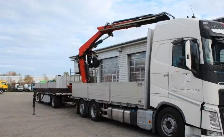 Volvo FH500 6x2 | Platforma z HDS Fassi F215A7 - Sterowanie radiowe | Euro 6 | Automatyczna skrzynia | 390 000 km - شاحنات مسطحة, شاحنة كرين: صورة 2 Volvo FH500 6x2 | Platforma z HDS Fassi F215A7 - Sterowanie radiowe | Euro 6 | Automatyczna skrzynia | 390 000 km - شاحنات مسطحة, شاحنة كرين: صورة 2