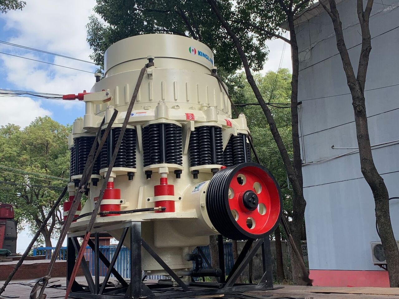 Kinglink NEW 4.25 Feet KLM1300 300TPH Iron Stone Cone Crusher - كسارة مخرو: صورة 2 Kinglink NEW 4.25 Feet KLM1300 300TPH Iron Stone Cone Crusher - كسارة مخرو: صورة 2