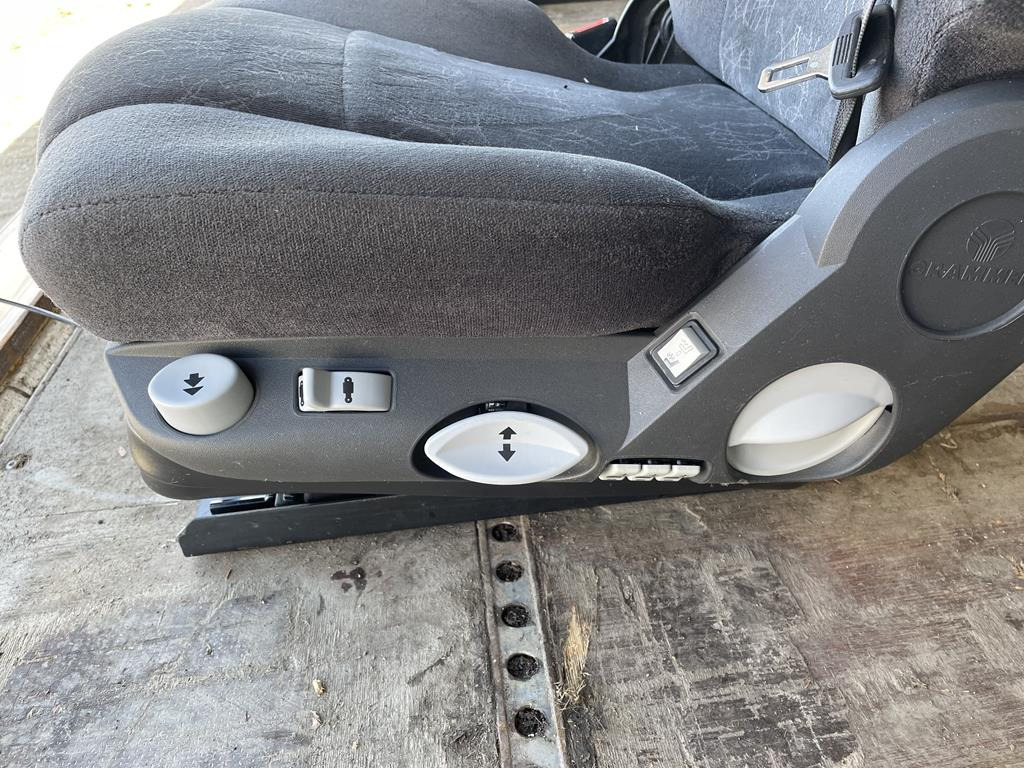 MERCEDES-BENZ ATEGO 3 AIR DRIVER SEAT - مقعد - شاحنة: صورة 4 MERCEDES-BENZ ATEGO 3 AIR DRIVER SEAT - مقعد - شاحنة: صورة 4
