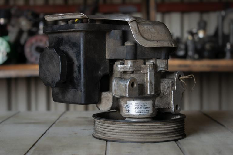 MERCEDES-BENZ SPRINTER (903) 313 CDI HYDRAULIC POWER STEERING PUMP - مضخة المقود - شاحنة: صورة 2 MERCEDES-BENZ SPRINTER (903) 313 CDI HYDRAULIC POWER STEERING PUMP - مضخة المقود - شاحنة: صورة 2