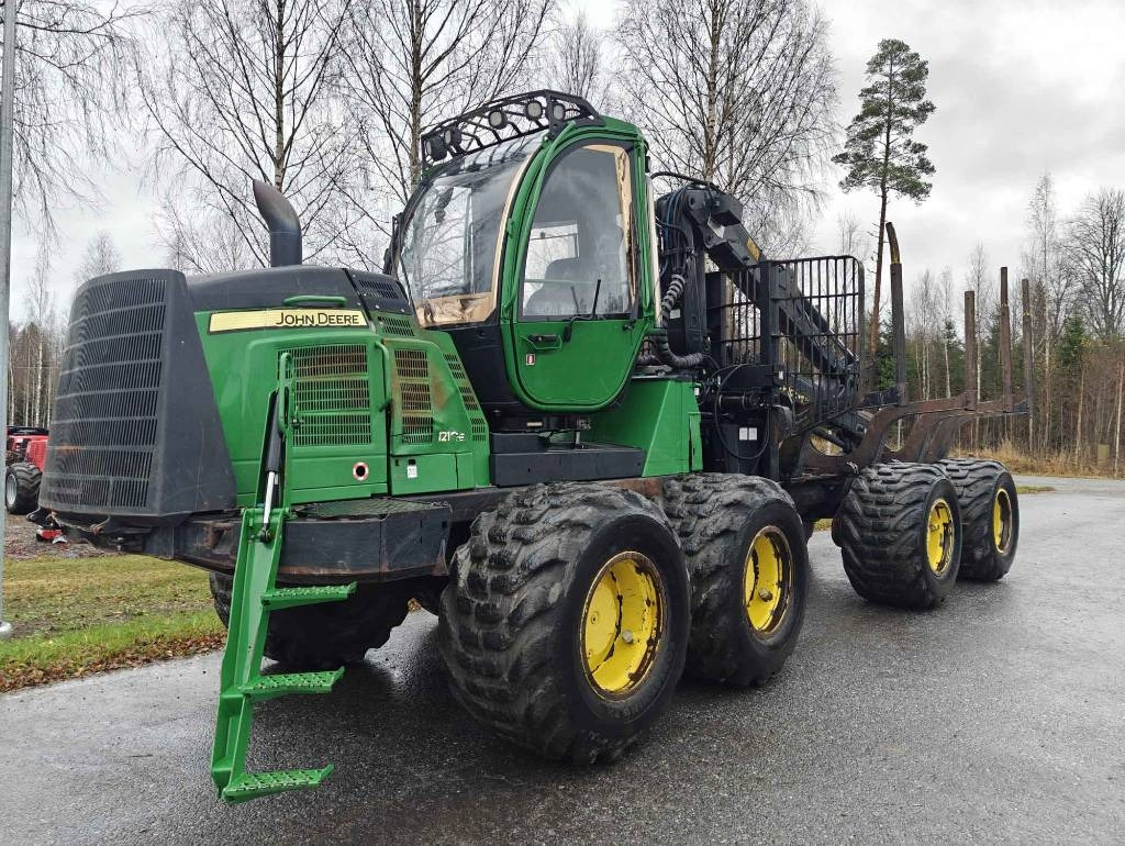 John Deere 1210 E - جرار شحن جذوع أشجار الغابات: صورة 1 John Deere 1210 E - جرار شحن جذوع أشجار الغابات: صورة 1