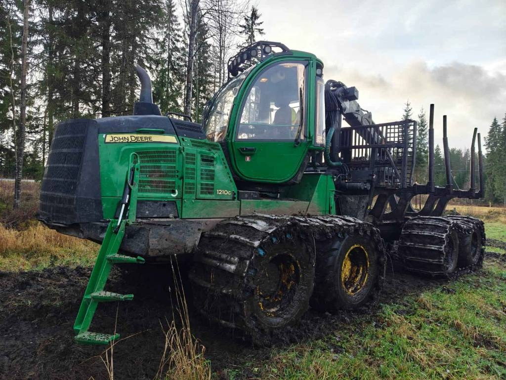 John Deere 1210 G - جرار شحن جذوع أشجار الغابات: صورة 1 John Deere 1210 G - جرار شحن جذوع أشجار الغابات: صورة 1