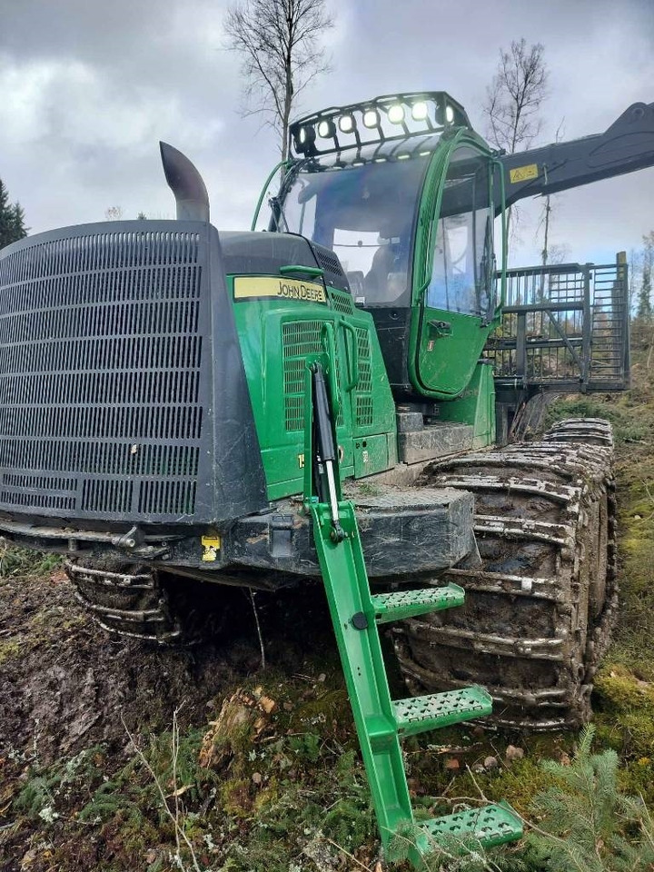 John Deere 1510 E - جرار شحن جذوع أشجار الغابات: صورة 1 John Deere 1510 E - جرار شحن جذوع أشجار الغابات: صورة 1
