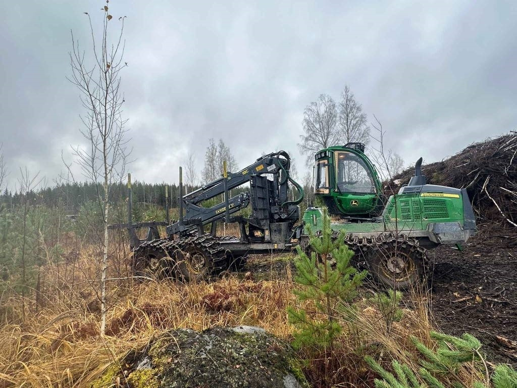 John Deere 1510 G - جرار شحن جذوع أشجار الغابات: صورة 5 John Deere 1510 G - جرار شحن جذوع أشجار الغابات: صورة 5