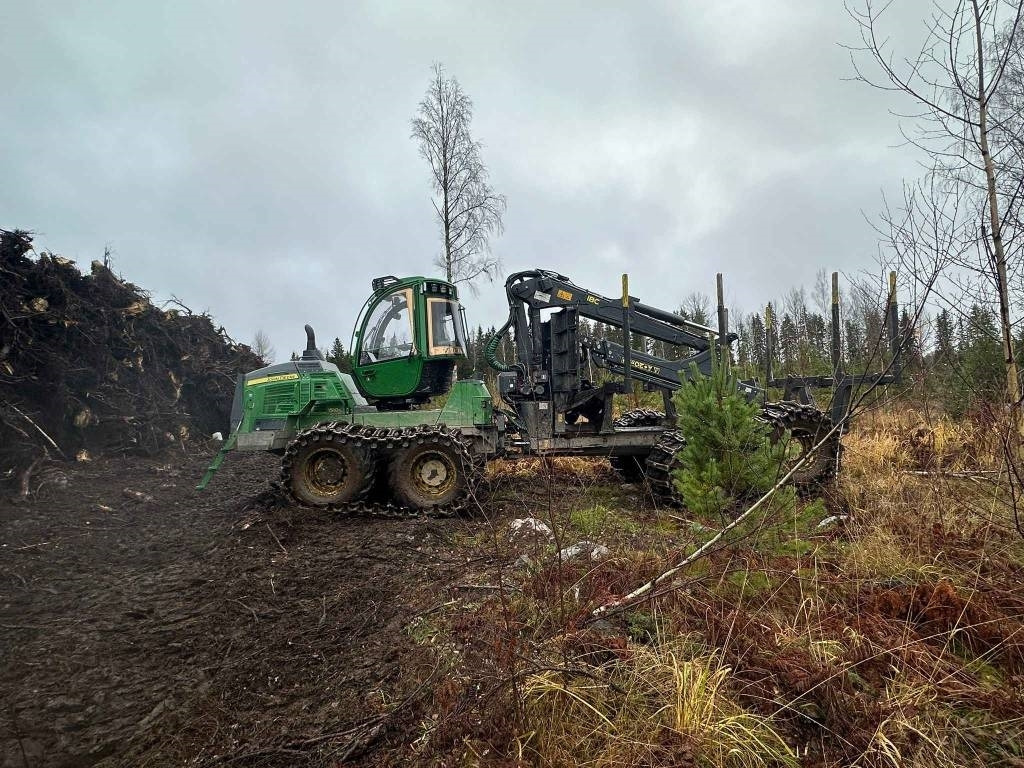 John Deere 1510 G - جرار شحن جذوع أشجار الغابات: صورة 3 John Deere 1510 G - جرار شحن جذوع أشجار الغابات: صورة 3