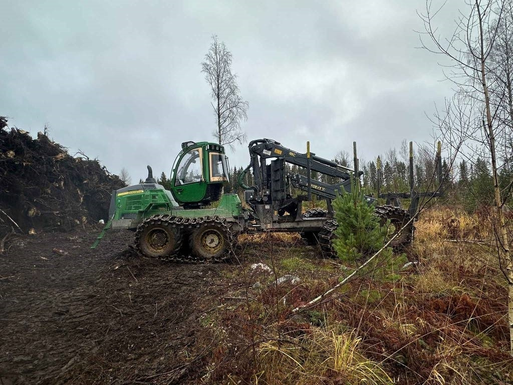 John Deere 1510 G - جرار شحن جذوع أشجار الغابات: صورة 4 John Deere 1510 G - جرار شحن جذوع أشجار الغابات: صورة 4