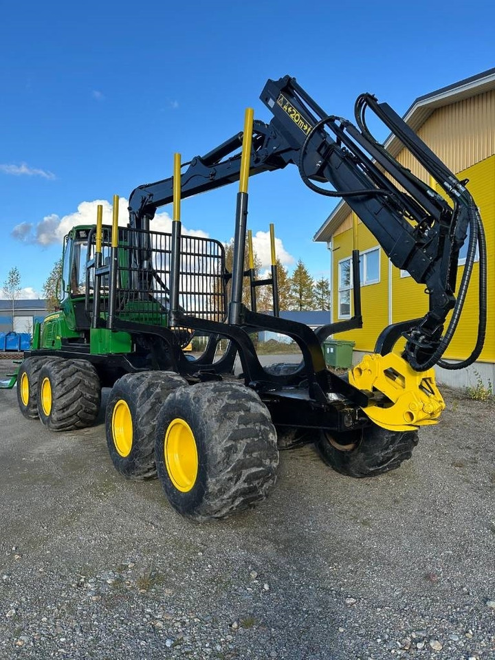 John Deere 810 E  - جرار شحن جذوع أشجار الغابات: صورة 3 John Deere 810 E  - جرار شحن جذوع أشجار الغابات: صورة 3