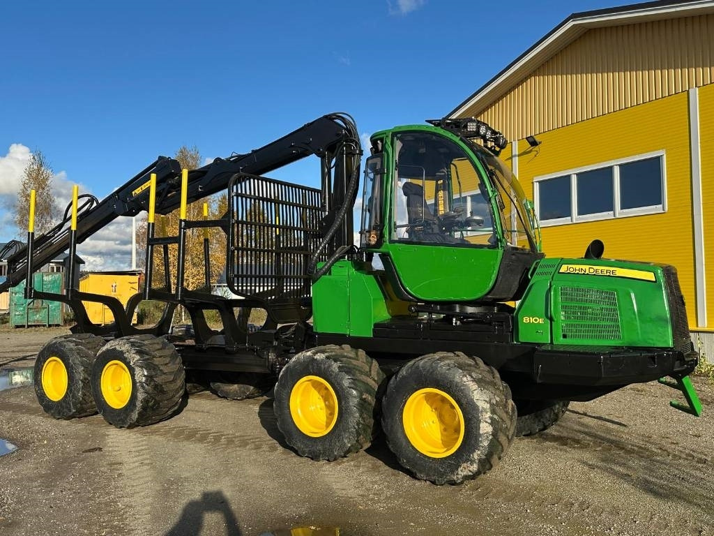 John Deere 810 E  - جرار شحن جذوع أشجار الغابات: صورة 5 John Deere 810 E  - جرار شحن جذوع أشجار الغابات: صورة 5