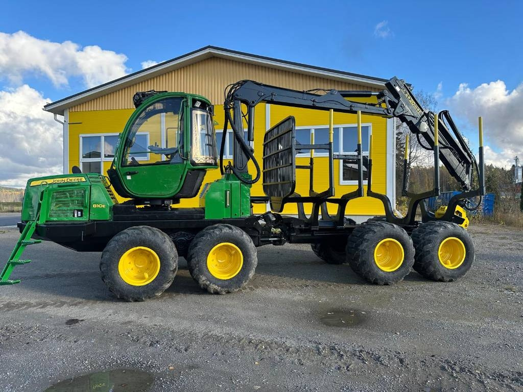 John Deere 810 E  - جرار شحن جذوع أشجار الغابات: صورة 1 John Deere 810 E  - جرار شحن جذوع أشجار الغابات: صورة 1