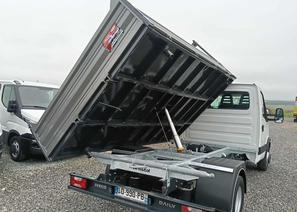 Iveco 35C13, 35C14, 35C15, 35C17, 70C17 - قلاب صغير: صورة 5 Iveco 35C13, 35C14, 35C15, 35C17, 70C17 - قلاب صغير: صورة 5