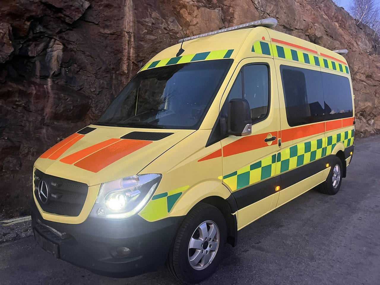 MERCEDES-BENZ Sprinter 319 - Light AMBULANCE / shvydka dopomo - سيارة إسعاف: صورة 2 MERCEDES-BENZ Sprinter 319 - Light AMBULANCE / shvydka dopomo - سيارة إسعاف: صورة 2