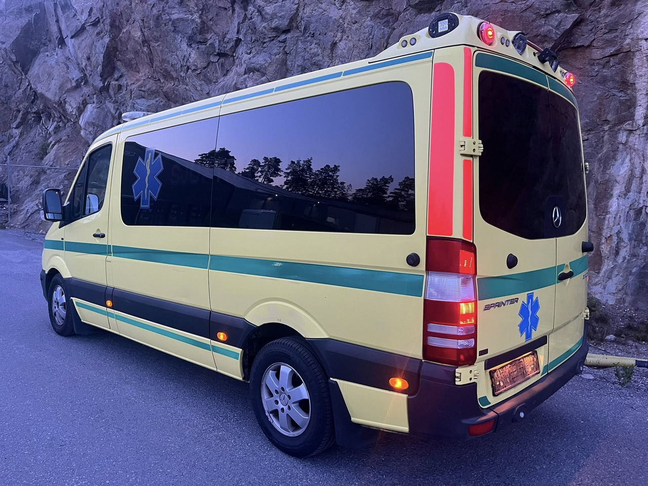 Mercedes-Benz Sprinter 316 - 2 stretcher - سيارة إسعاف: صورة 3 Mercedes-Benz Sprinter 316 - 2 stretcher - سيارة إسعاف: صورة 3