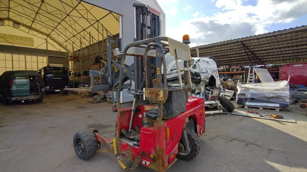 Moffett M4 25.4 ajoneuvotrukki - رافعة شوكية مثبتة على شاحنة: صورة 2 Moffett M4 25.4 ajoneuvotrukki - رافعة شوكية مثبتة على شاحنة: صورة 2