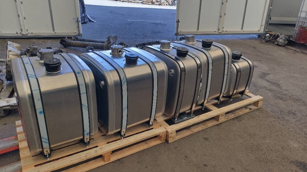Osahyd Uusia hydrauliöljysäiliöitä - أجهزة هيدروليكية - شاحنة: صورة 1 Osahyd Uusia hydrauliöljysäiliöitä - أجهزة هيدروليكية - شاحنة: صورة 1