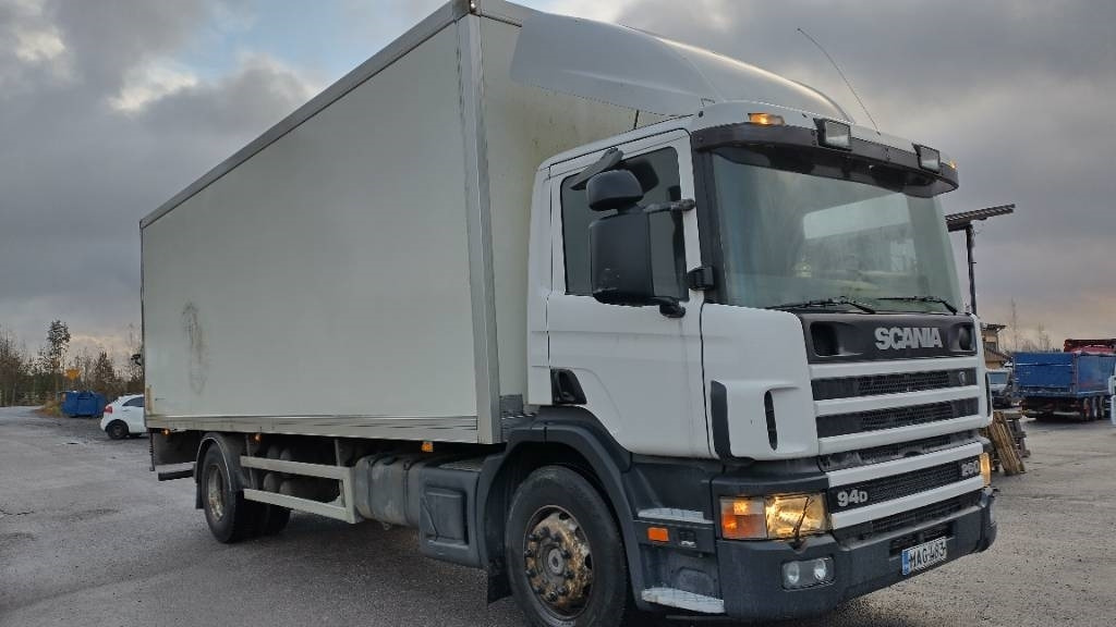 Scania P94 kokosivuaukeva kori+pl-nostin - شاحنة صندوقية: صورة 2 Scania P94 kokosivuaukeva kori+pl-nostin - شاحنة صندوقية: صورة 2