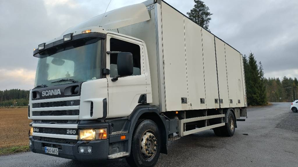Scania P94 kokosivuaukeva kori+pl-nostin - شاحنة صندوقية: صورة 1 Scania P94 kokosivuaukeva kori+pl-nostin - شاحنة صندوقية: صورة 1
