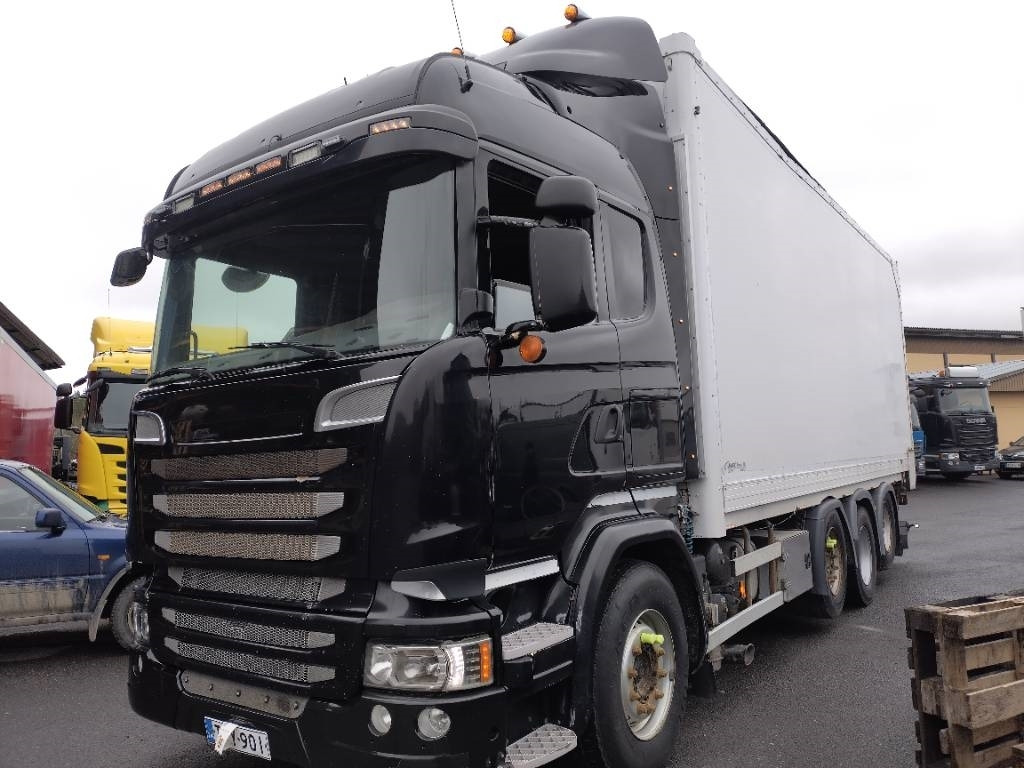 Scania R 580 8x2 ketjupurku kori 50mottia - شاحنة صندوقية: صورة 2 Scania R 580 8x2 ketjupurku kori 50mottia - شاحنة صندوقية: صورة 2