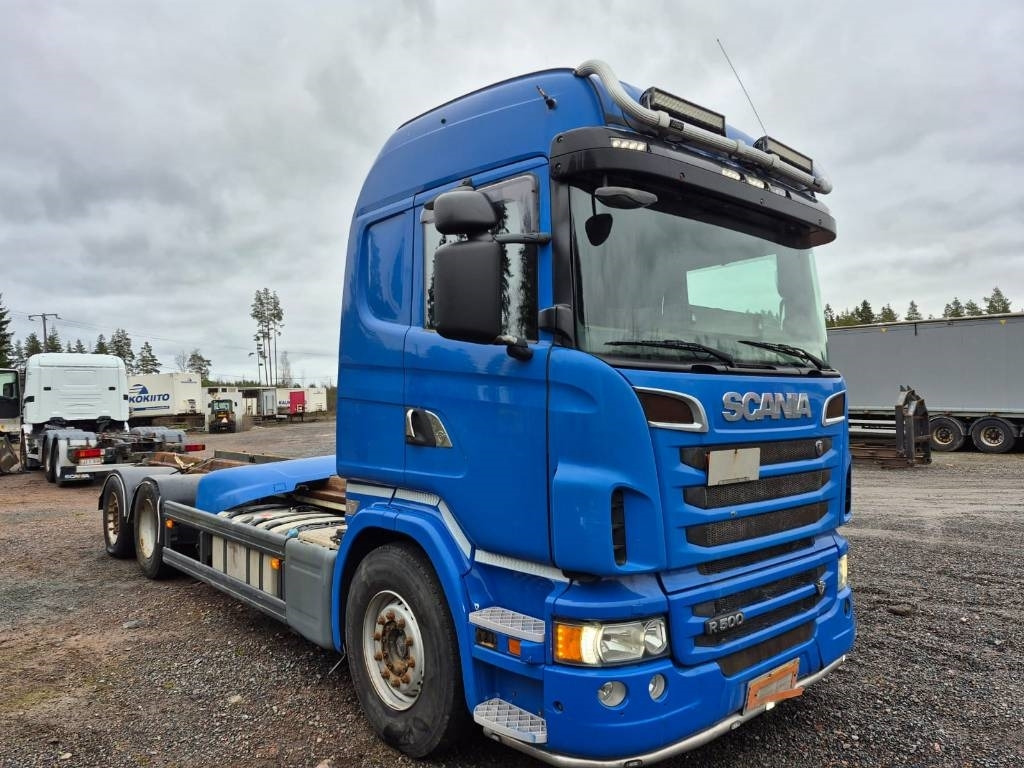 Scania R500 6x2 ilmajousi alusta - شاحنة بهيكل معدني للمقصورة: صورة 2 Scania R500 6x2 ilmajousi alusta - شاحنة بهيكل معدني للمقصورة: صورة 2