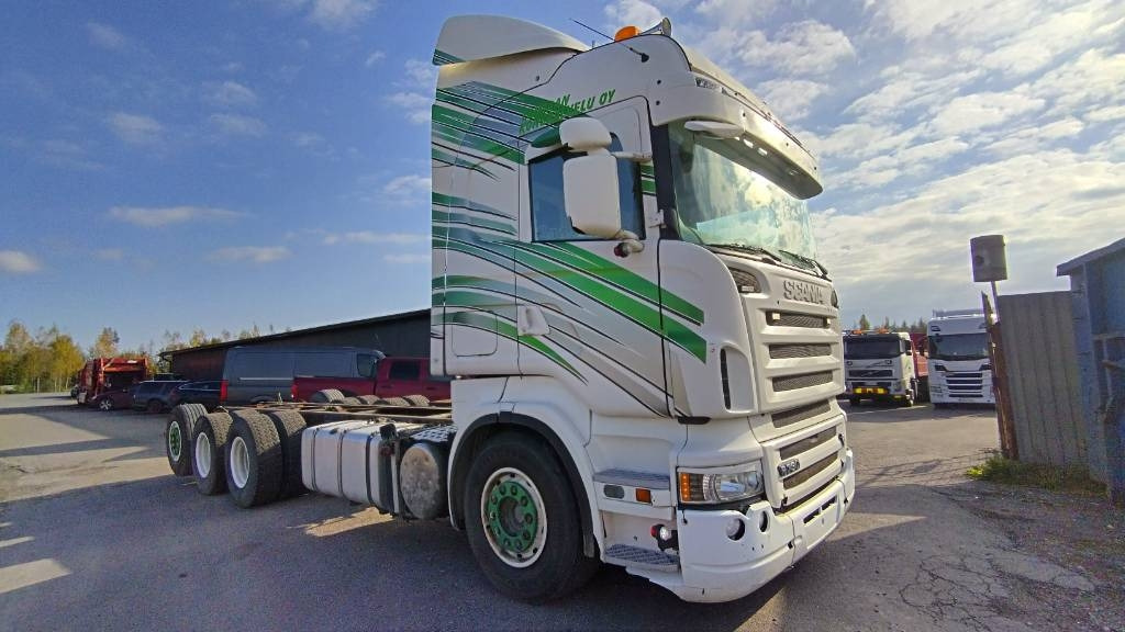 Scania R500 8x4 ilmajousi alusta - شاحنة بهيكل معدني للمقصورة: صورة 1 Scania R500 8x4 ilmajousi alusta - شاحنة بهيكل معدني للمقصورة: صورة 1