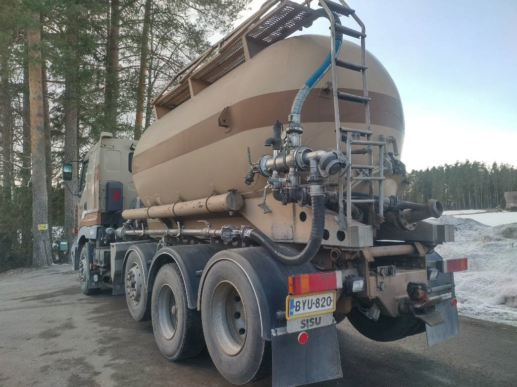 Sisu E14 8x2 kippipainepytty+kompura - شاحنة صهريج: صورة 4 Sisu E14 8x2 kippipainepytty+kompura - شاحنة صهريج: صورة 4