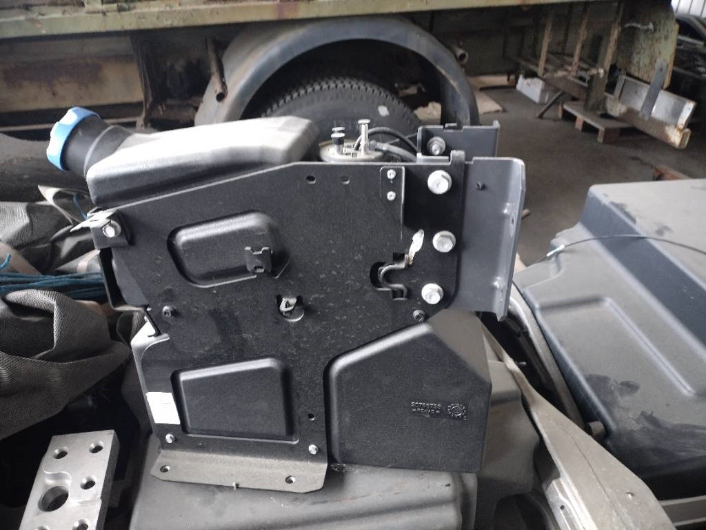 Volvo Adblue säiliö FL - إطار هيكلي/ إطار معدني - شاحنة: صورة 4 Volvo Adblue säiliö FL - إطار هيكلي/ إطار معدني - شاحنة: صورة 4