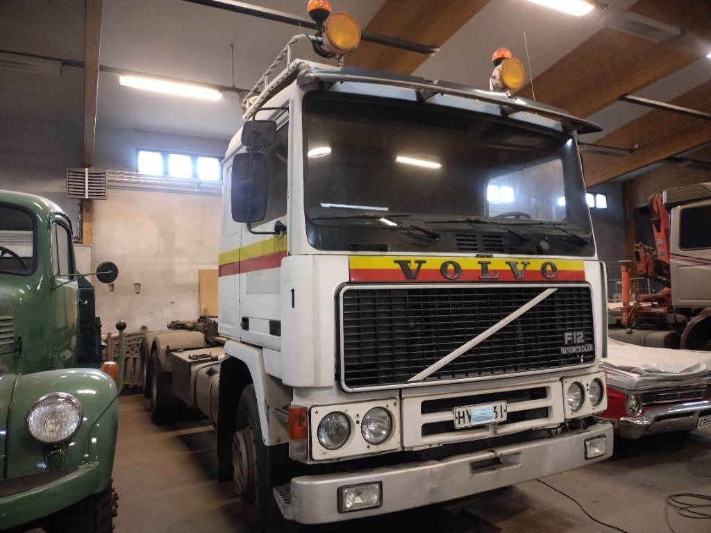 Volvo F12 6x2 ketjulaitteilla, Museointiin - شاحنة لودر انزلاقي: صورة 2 Volvo F12 6x2 ketjulaitteilla, Museointiin - شاحنة لودر انزلاقي: صورة 2
